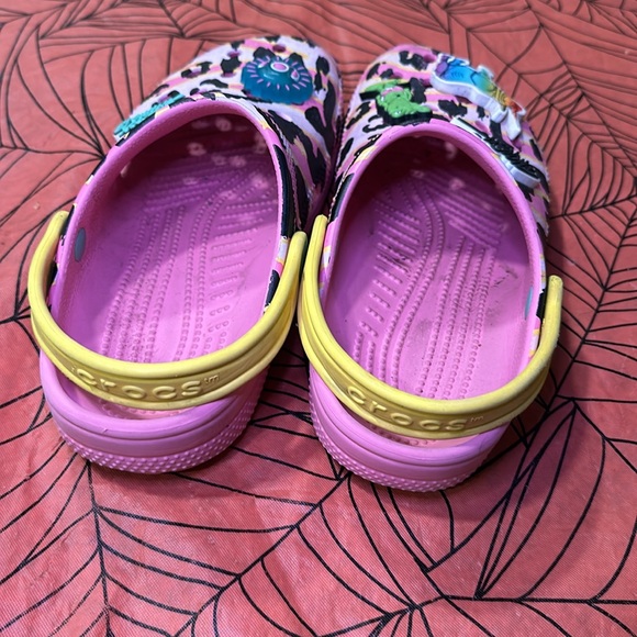 Crocs Pink Leopard Print Rubber Sandals Jibbits - Picture 2 of 5